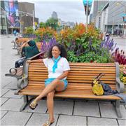 Professeure donne cours de maths aux élèves du primaire et du secondaire